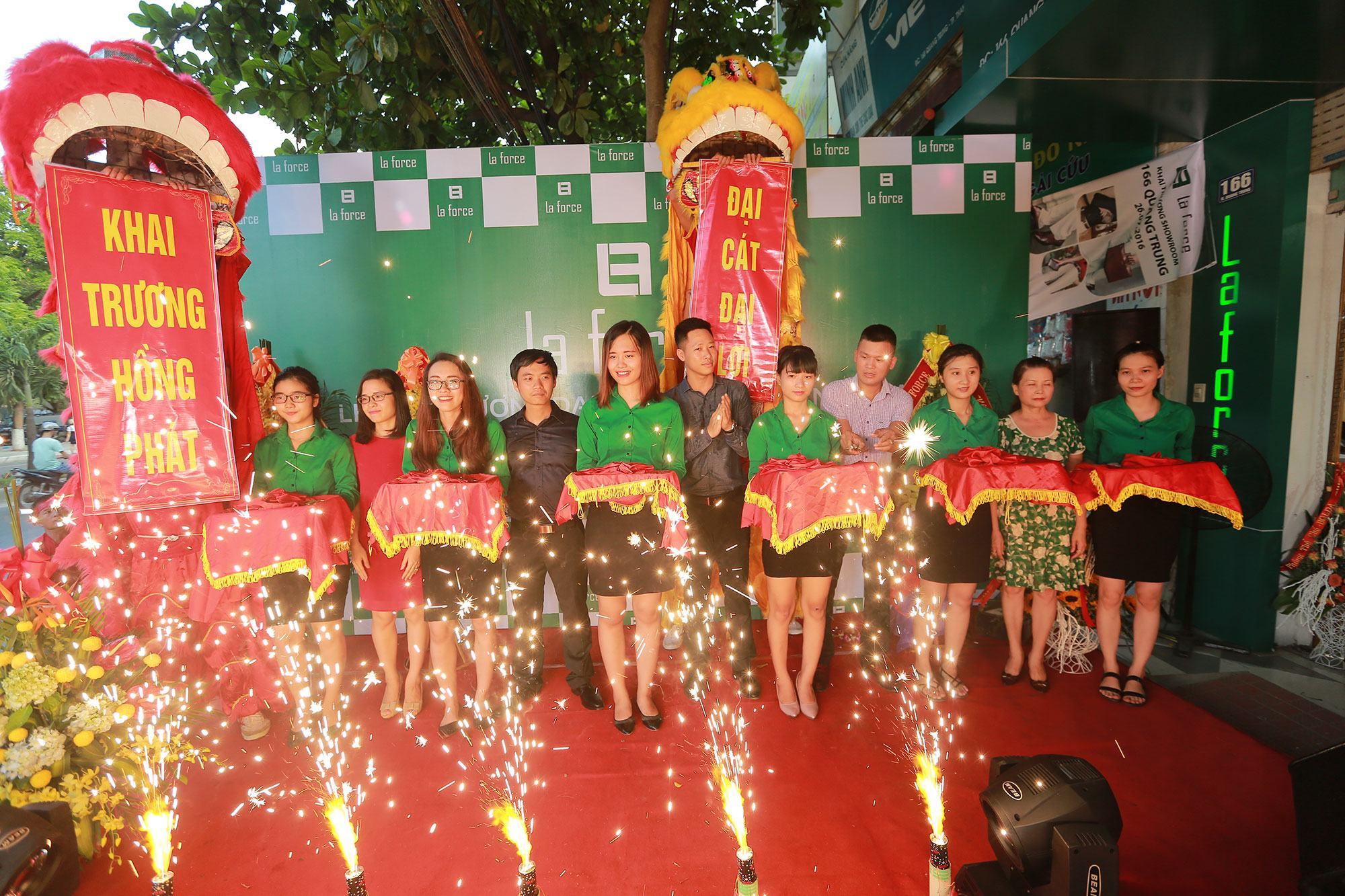 Cắt băng khai trương
