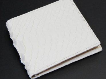 Giữ ví luôn mới với cách làm sạch ví da màu trắng