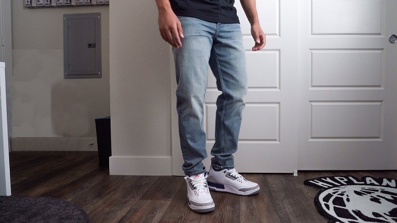 quần jean và giày sneaker