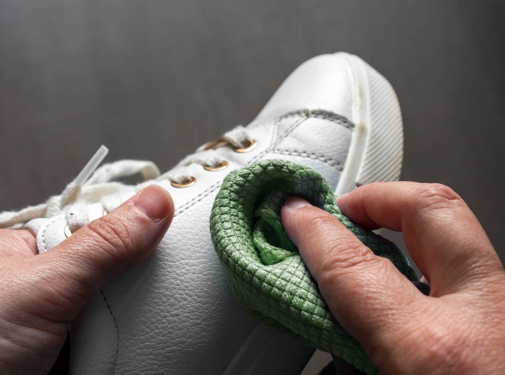 cách làm sạch giày trắng