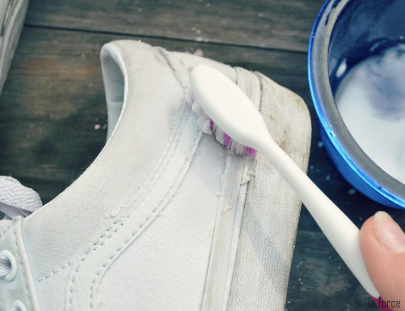 cách làm sạch giày trắng bằng kem đánh răng