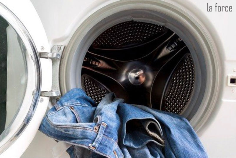 cách giặt quần jean không ra màu