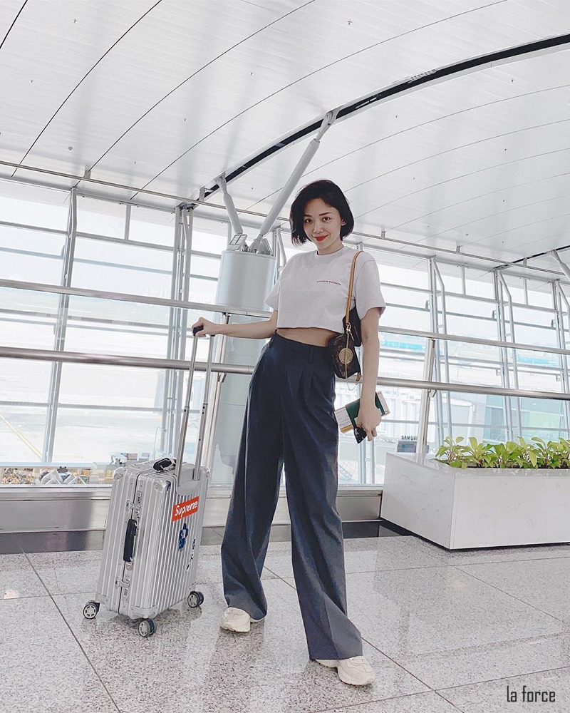 Outfit ra sân bay cá tính với quần ống rộng và croptop
