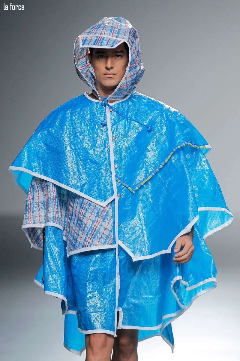 thiết kế tái chế từ áo mưa