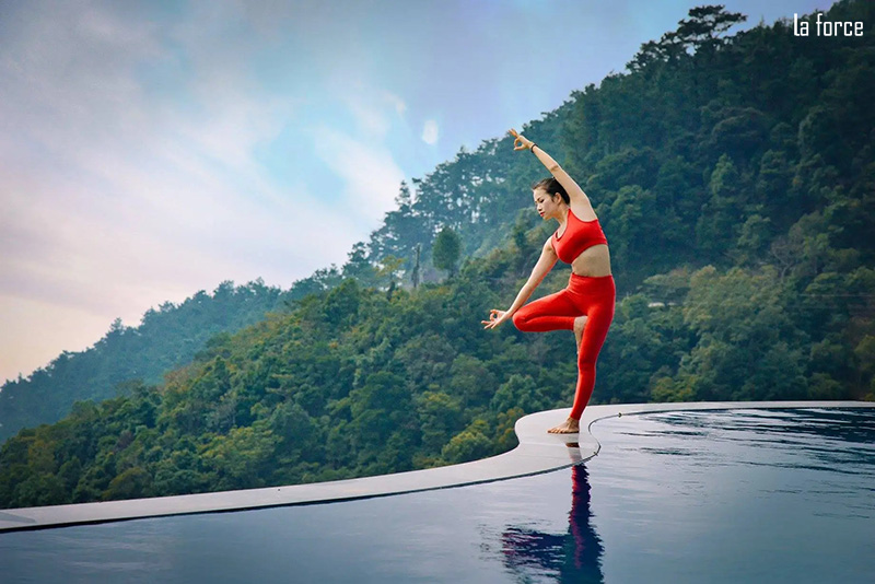 Tạo dáng chụp ảnh bể bơi tạo hình yoga