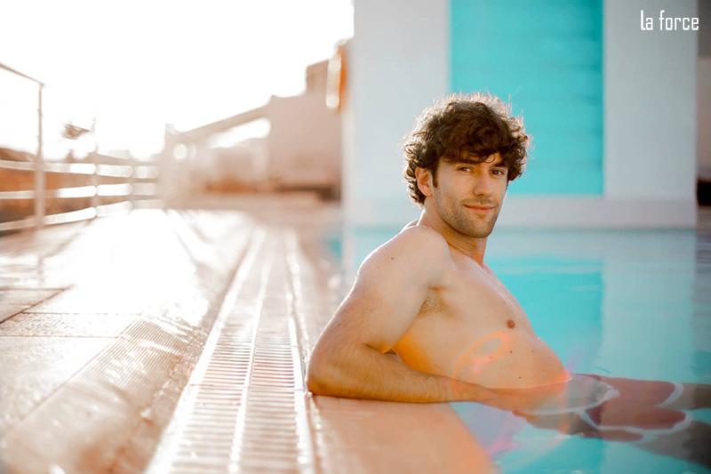 Tạo dáng chụp ảnh nam ở bể bơi