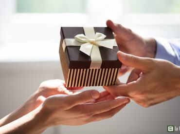 29+ Gợi ý quà tặng chia tay đồng nghiệp chân thành và ý nghĩa