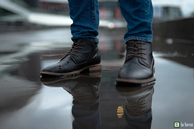 Hạn chế sử dụng giày da lúc trời mưa