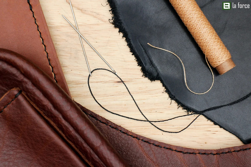 Cắt chỉ thừa trong cách làm ví da nam handmade