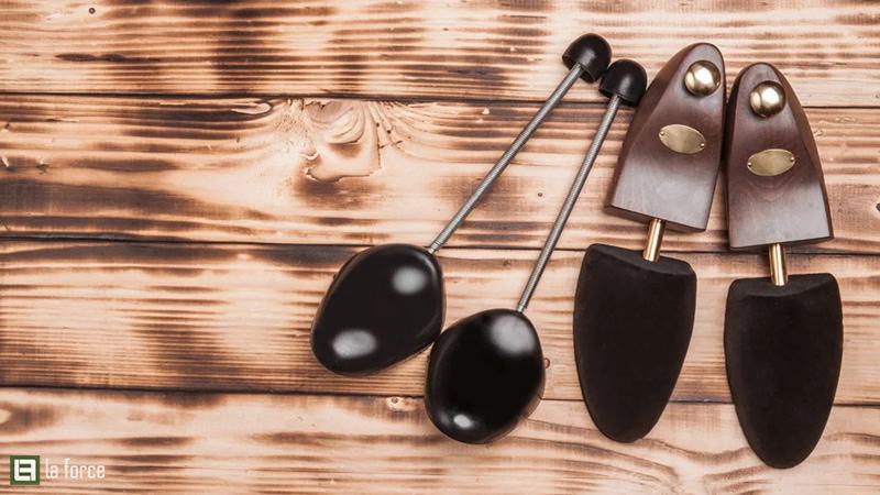 Shoe trees trong bộ chăm sóc giày da