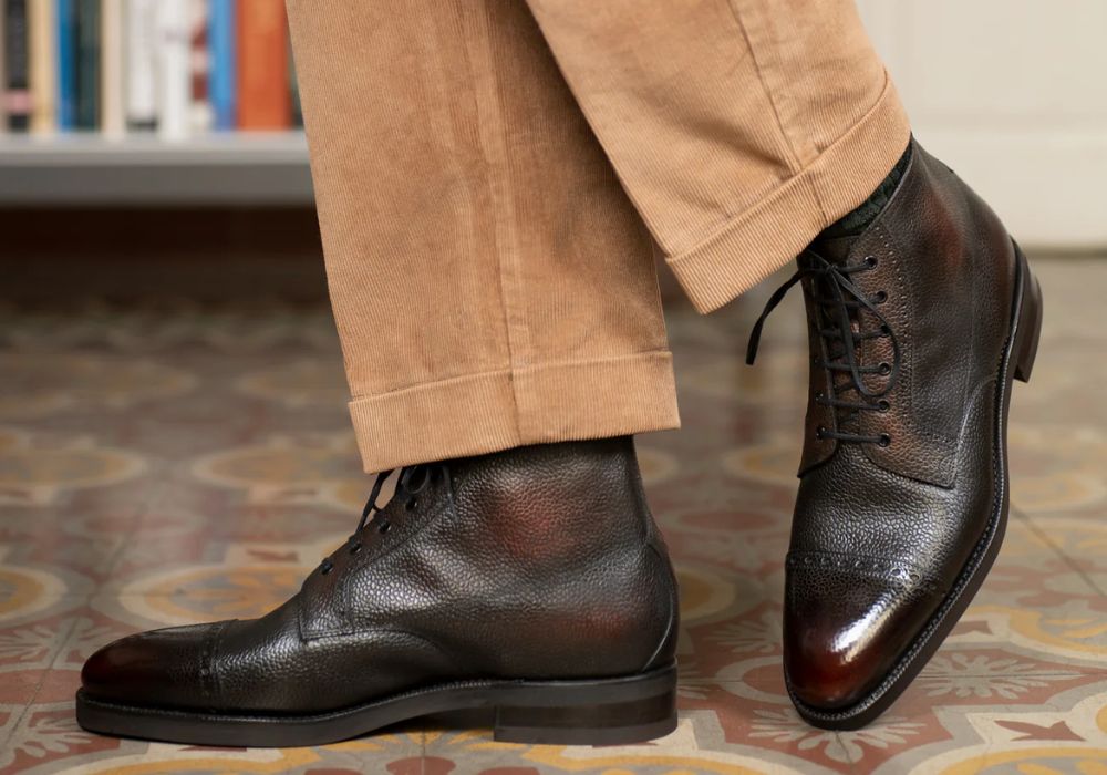 Những mẫu giày da nâu rất hợp để phối với quần jean hay kaki.