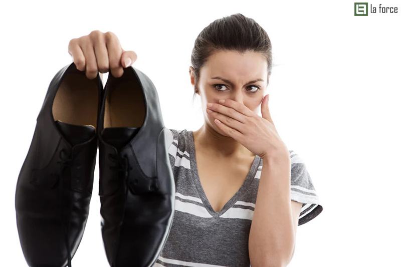 Đồ da bị thấm nước có mùi không