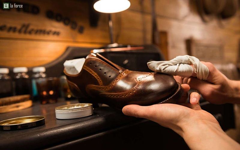 Đánh bóng sau khi thực hiện nhuộm giày da
