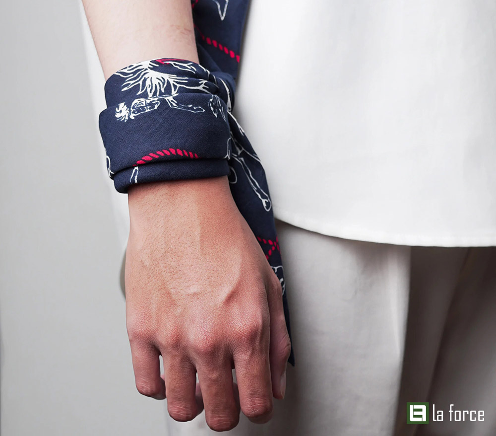 Buộc khăn Bandana vào tay
